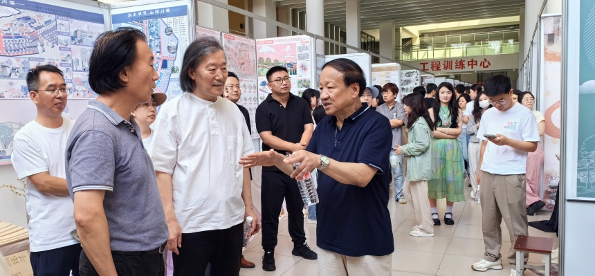 参观学生作品展.jpg