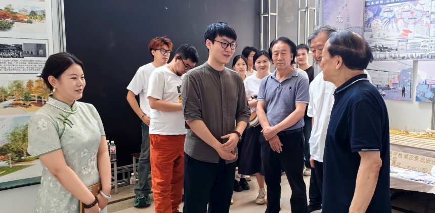 与学生互动交流.jpg